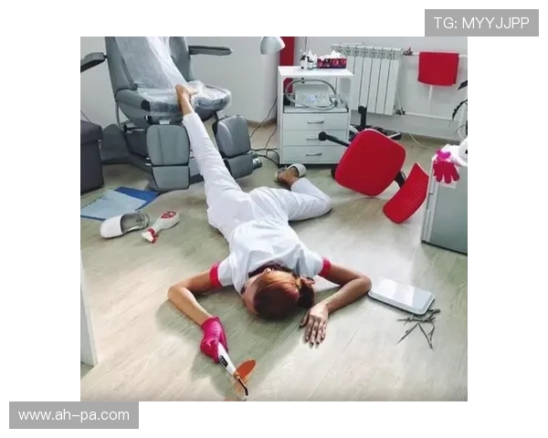 女生与男生共同挑战摔跤游戏 打破性别界限展现勇气与力量